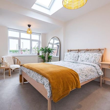 Nature Inspired Bungalow With 3 Rooms - 10 Mins From Manchester Airport Timperley Extérieur photo