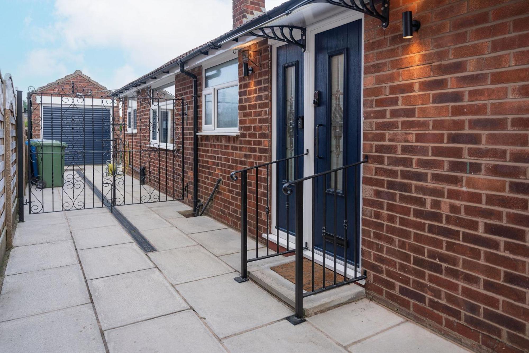 Nature Inspired Bungalow With 3 Rooms - 10 Mins From Manchester Airport Timperley Extérieur photo